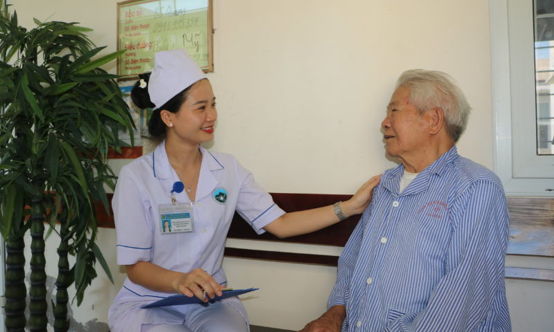 Chăm sóc người già là một trong các ngành điều dưỡng thiếu nhân lực trầm trọng