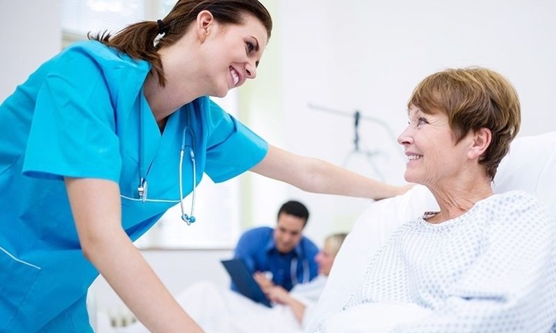 Điều dưỡng viên cần theo dõi người bệnh để đánh giá sức khỏe của họ
