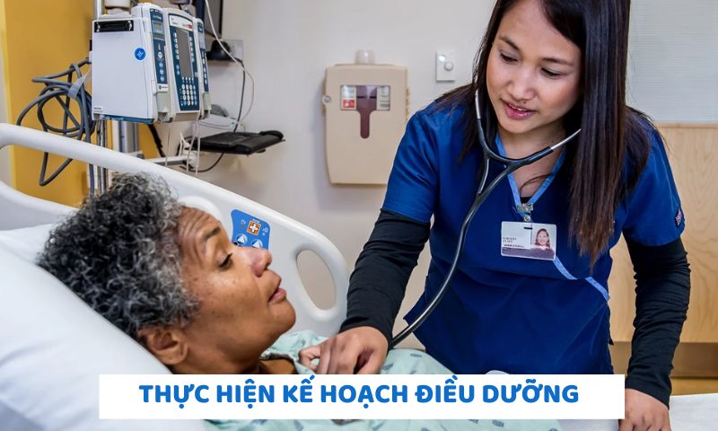 Điều dưỡng viên thực hiện kế hoạch điều dưỡng 